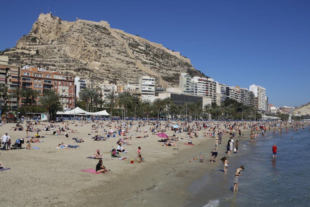 Numerosos bañistas llenan el Postiguet para disfrutar del buen tiempo en Alicante