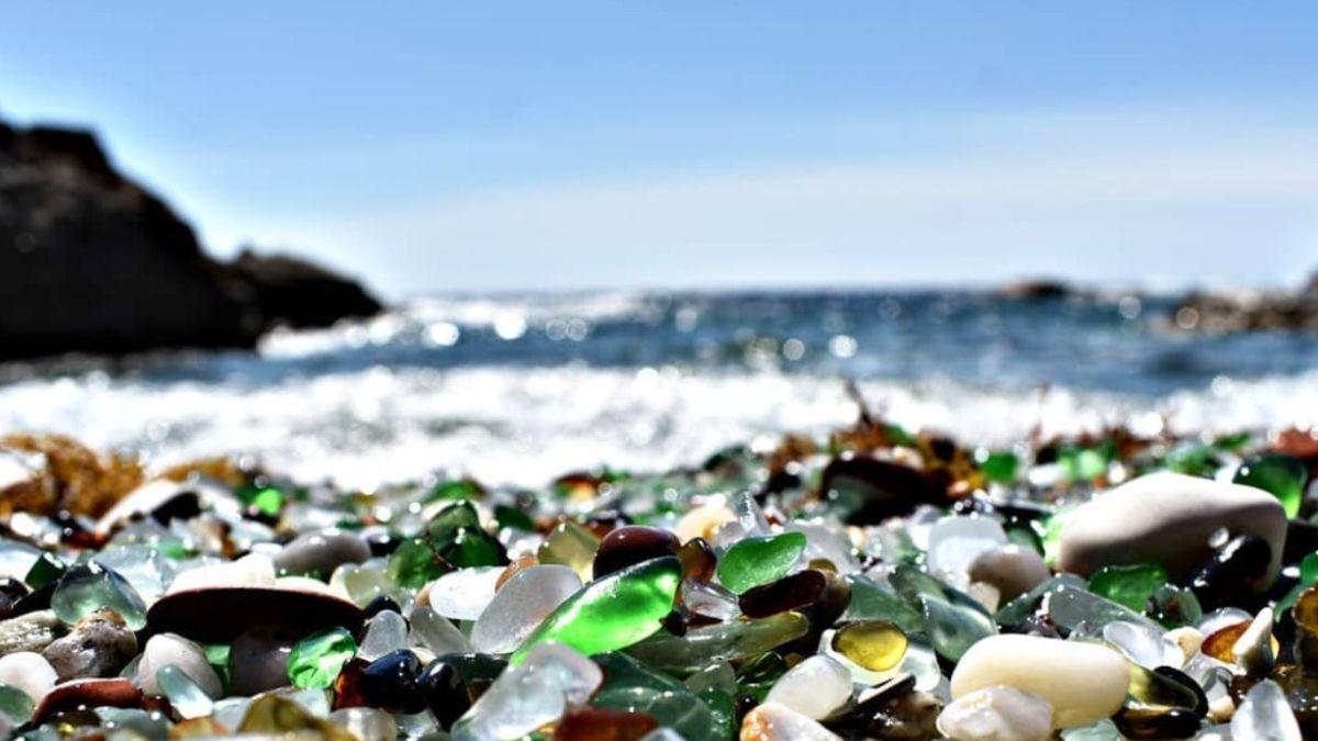 La peculiar playa hecha con cristales de vidrio en este rincón de A Coruña.