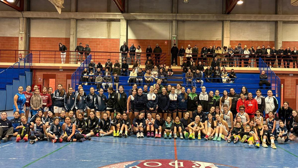 Foto de familia de las participantes en el torneo 3x3 de baloncesto femenino.