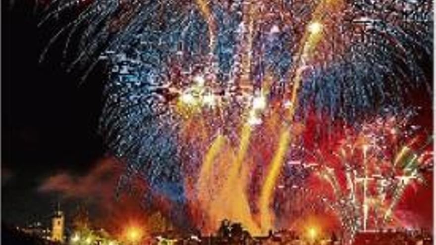 El castell de focs que tanca la Festa de l&#039;Estany, sobre l&#039;aigua