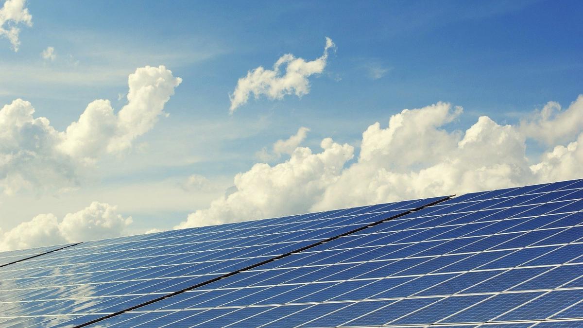 Las baterías de litio pueden almacenar la energía producida por las placas solares