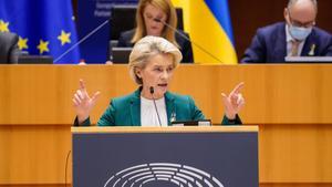 La presidenta de la Comisión Europea, Ursula von der Leyen, habla en el Parlamento Europeo con un pin de la bandera de Ucrania.