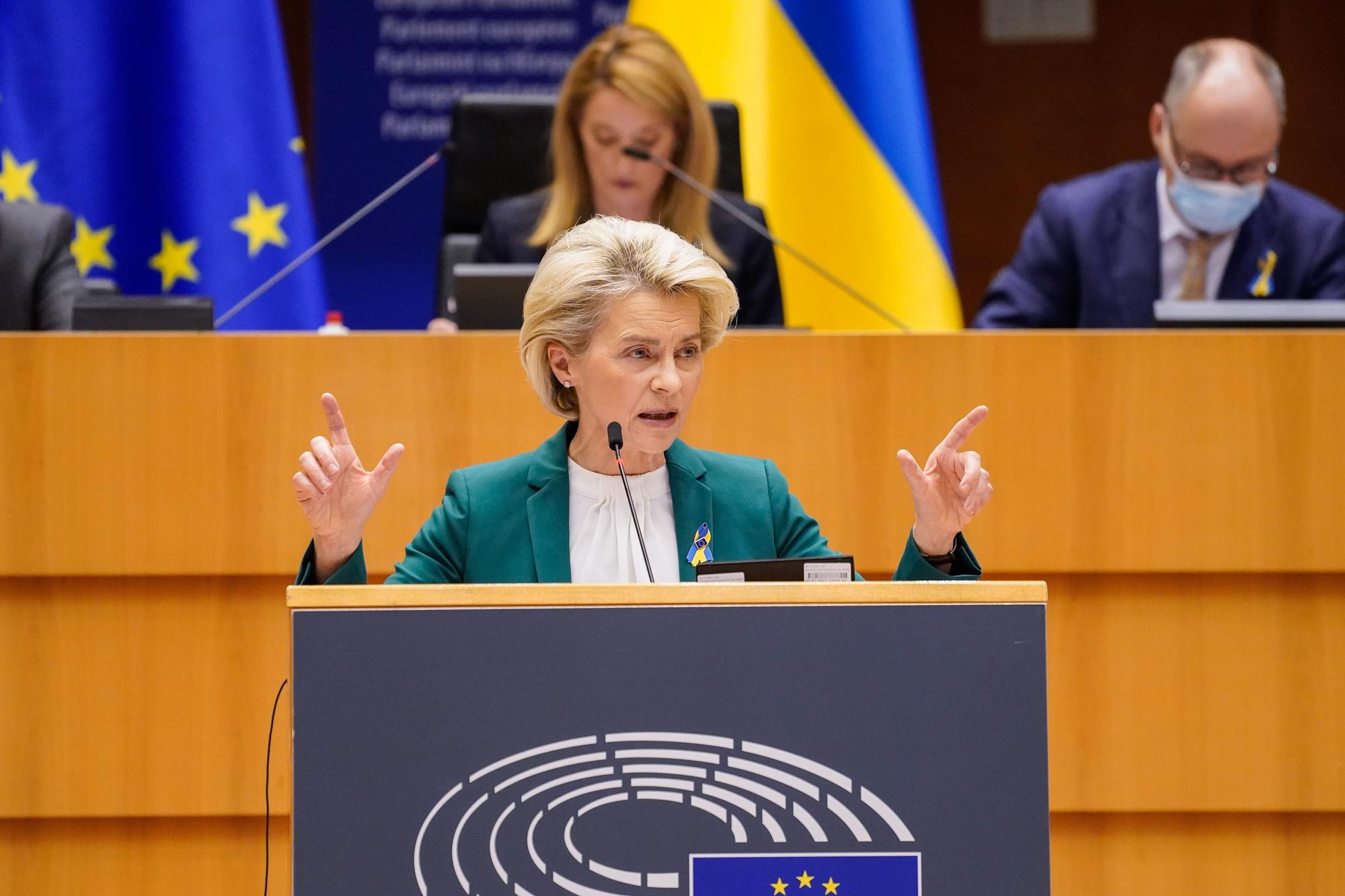La presidenta de la Comisión Europea, Ursula von der Leyen, habla en el Parlamento Europeo con un pin de la bandera de Ucrania.