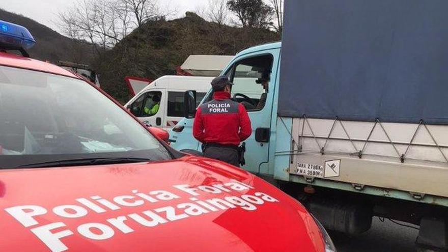 Pillado un camionero mirando una telenovela en la tablet