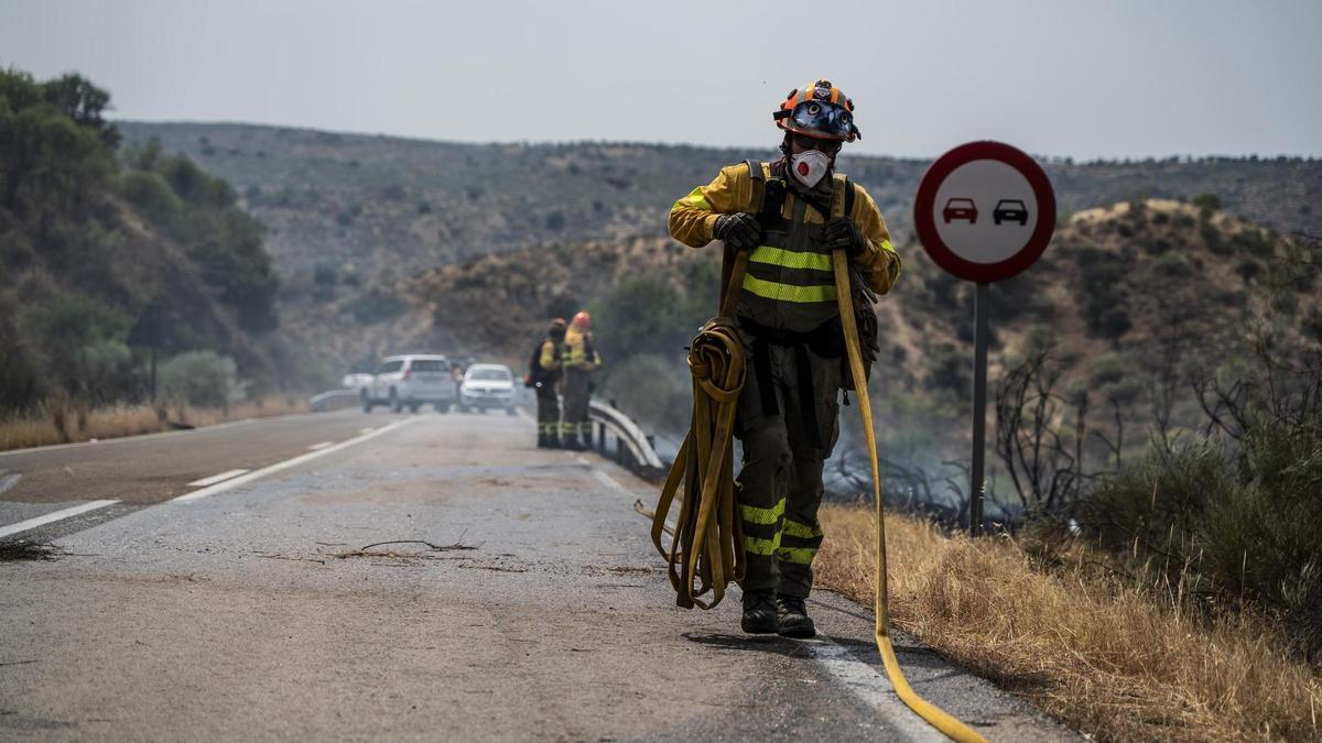 Un bombero del Infoex trabajando en un incendio declarado en Garrovillas de Alconétar el pasado verano.