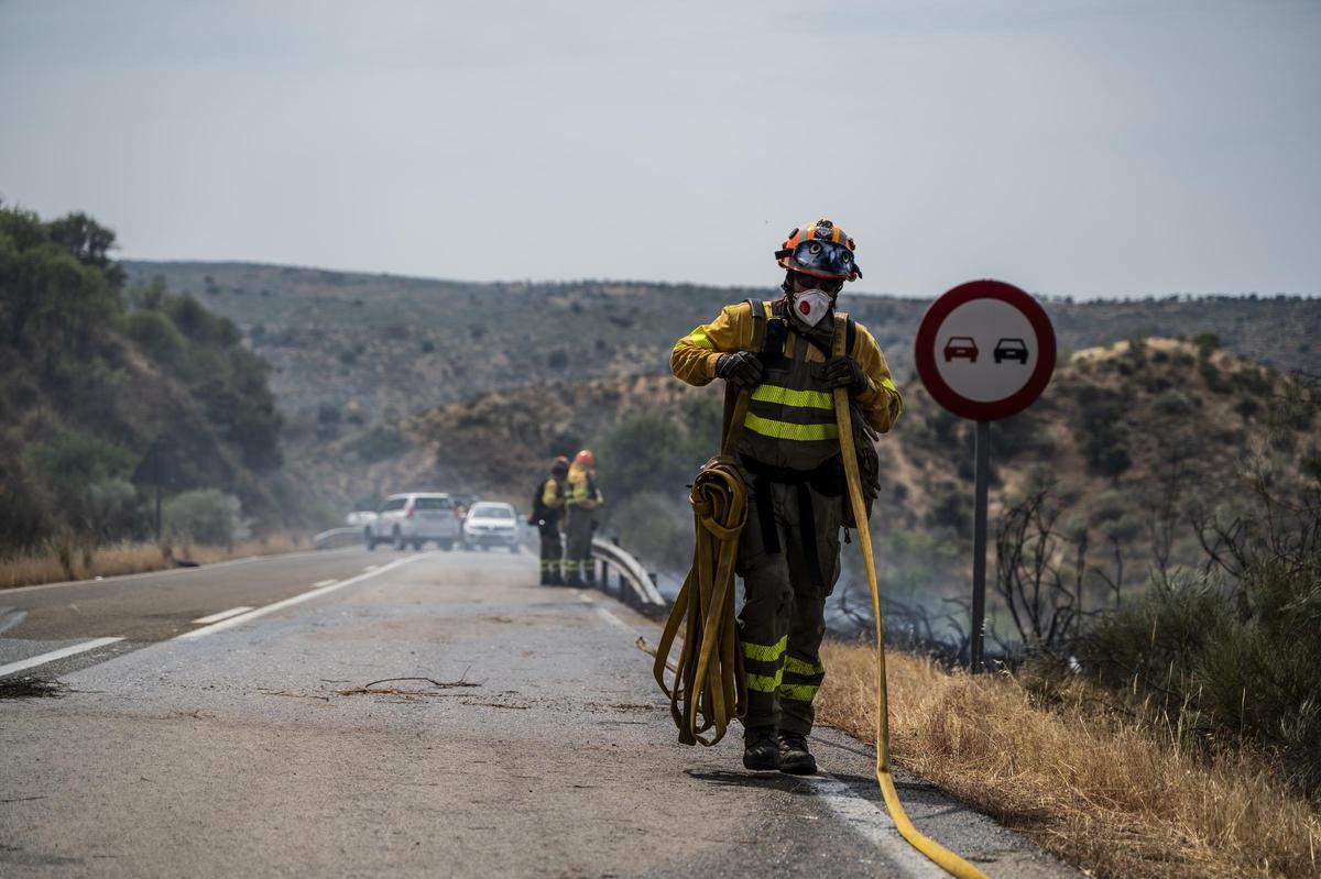 Un bombero del Infoex trabajando en un incendio declarado en Garrovillas de Alconétar el pasado verano.