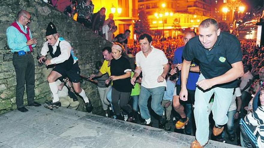 Los corredores suben las escaleras del Seminario. A la derecha, con camiseta morada, el ganador, Florencio Moro; dos puestos a su derecha, Marga Alonso.