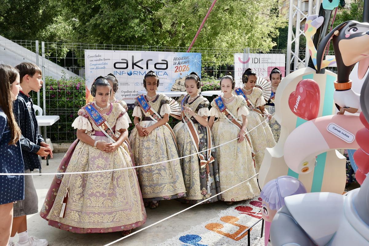 Carmen, Marta y la corte infantil visitan la hoguera Seneca-Autobusos