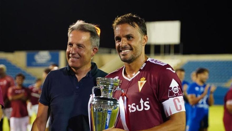El Real Murcia remonta al Lorca con goles de Pedro León y Cadorini