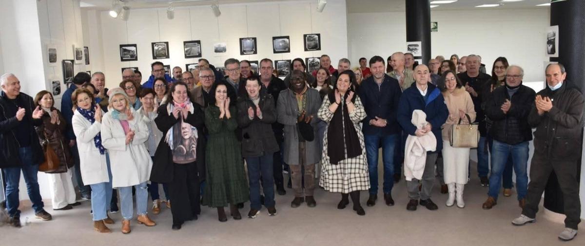 Asistentes ao acto inaugural da mostra na Casa da Cultura, de Cee.