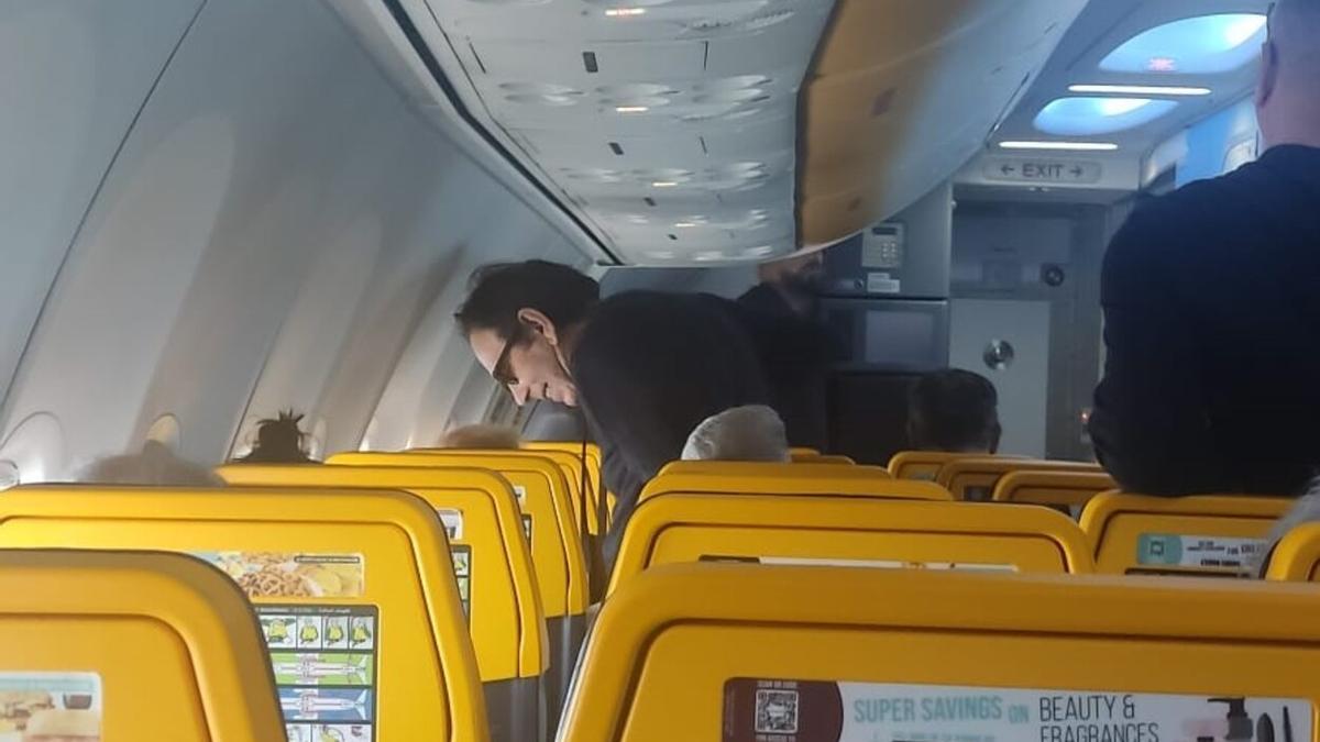 Giucas Casella, en el avión de Ryanair el domingo 15 de enero de 2023, durante el vuelo entre Roma y Gran Canaria.