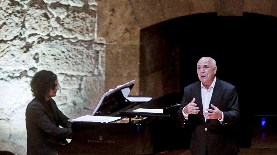 Joaquín Pixán, durante su concierto de ayer acompañado al piano por Mario Bernardo.