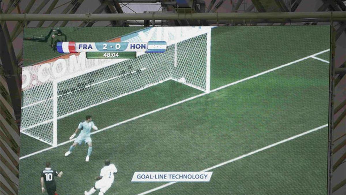 Marcador con la repetición de la escena del segundo tanto de Francia con la tecnología llamada 'línea de gol'