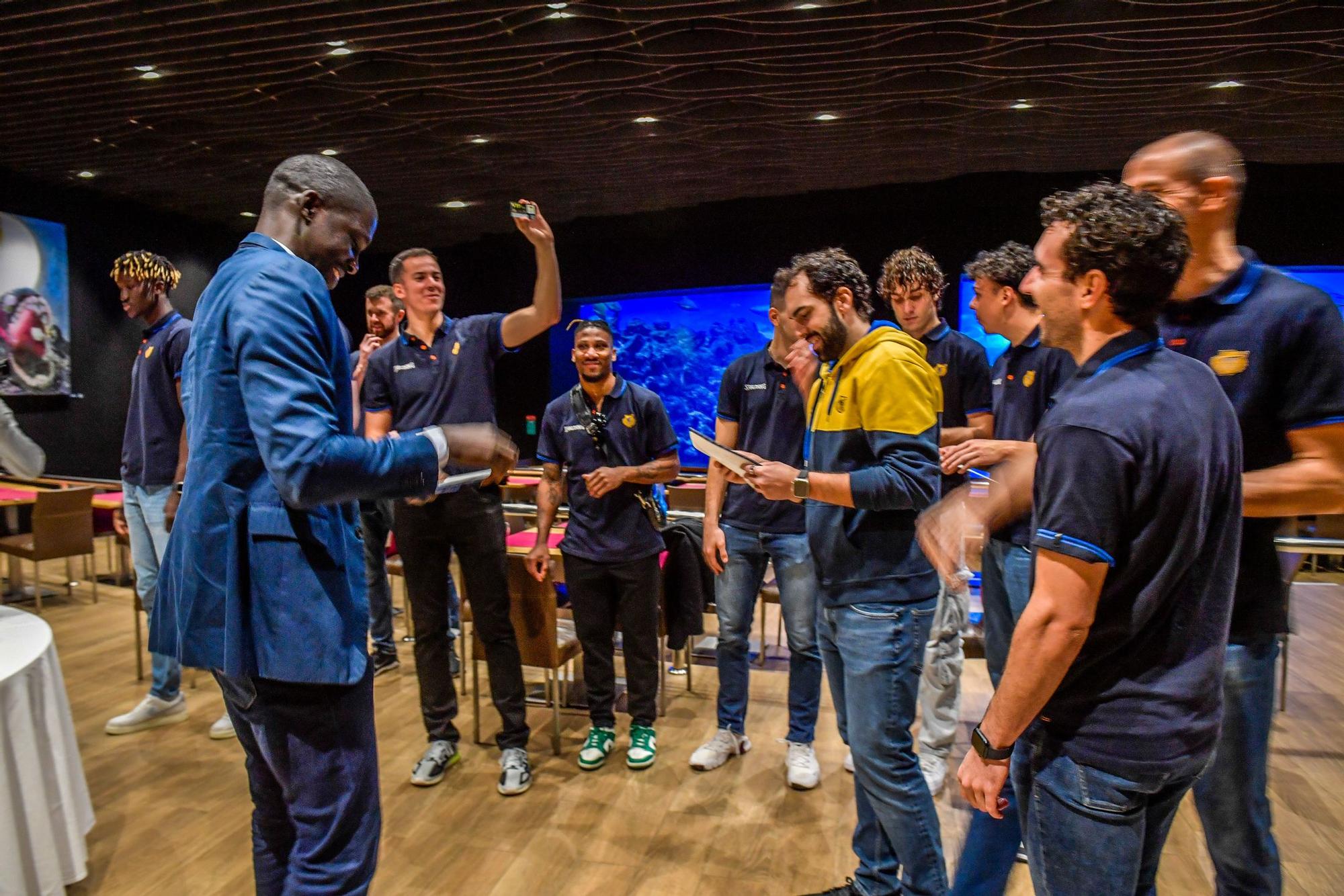 Los jugadores del CB Gran Canaria visitan el acuario Poema del Mar