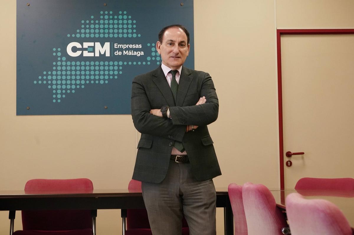 El presidente de la Confederación de Empresarios de Andalucía (CEA) y de Málaga (CEM), Javier González de Lara, en la sede de la calle San Lorenzo, en Málaga capital.