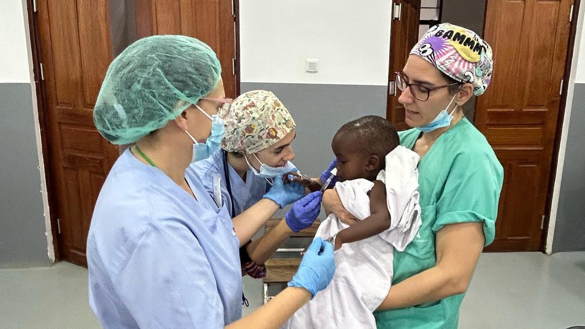 Cirujanos del Hospital de Antequera realizan 50 intervenciones quirúrgicas en una zona rural de Tanzania