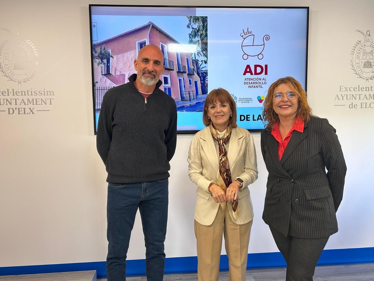 La edil Aurora Rodil con técnicos que se encargarán del programa de crianza