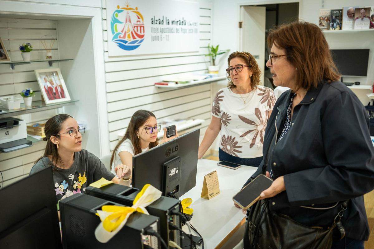 Productos promocionales de la visita del papa León XIV a Tenerife
