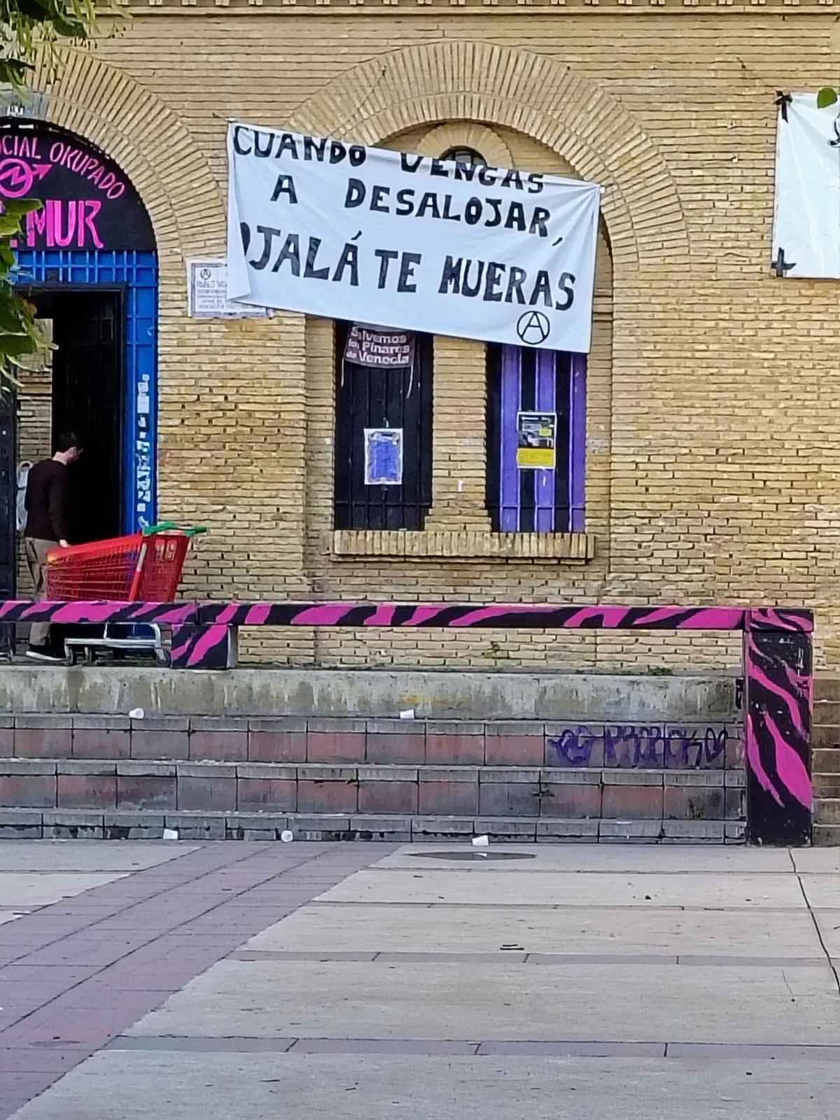 Cartel en la entrada al CSO Kike Mur.