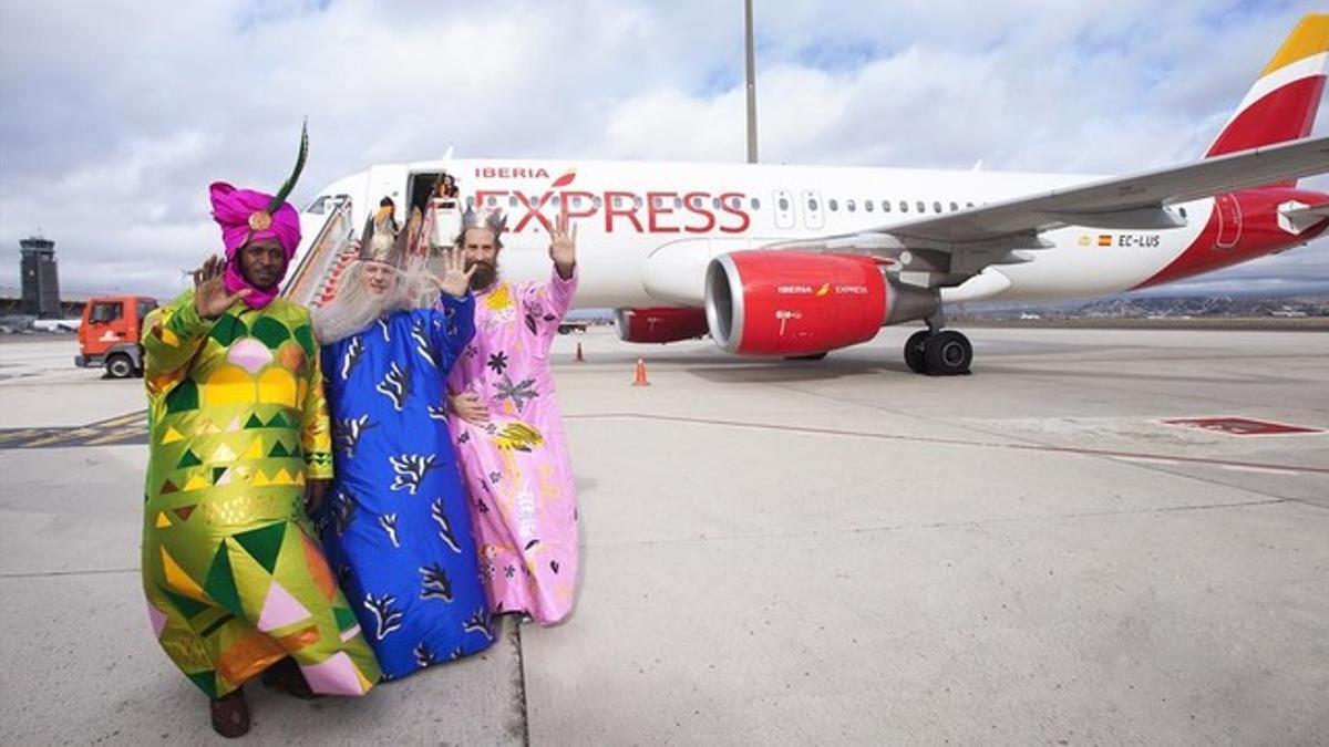 Llegada de los Reyes Magos al aeropuerto de Madrid-Barajas, este martes.