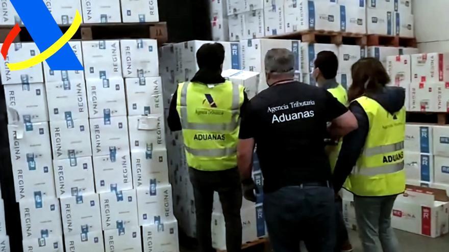 Membres de l'Agència Tributària en una nau industrial plena de tabac de contraban