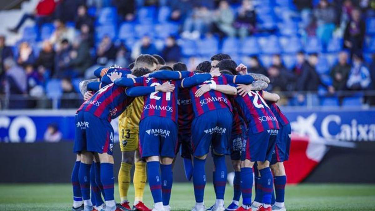 Los jugadores del Huesca hacen piña antes del partido.