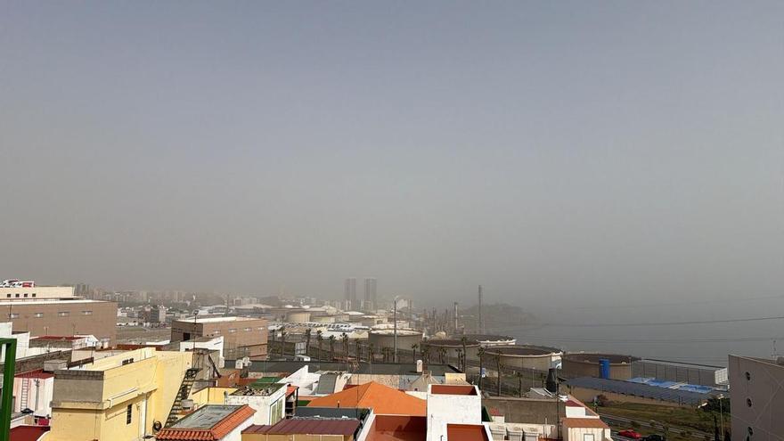 Los montes de Anaga 'desaparecen' de Santa Cruz de Tenerife en un nuevo lunes de Carnaval pasado por calima