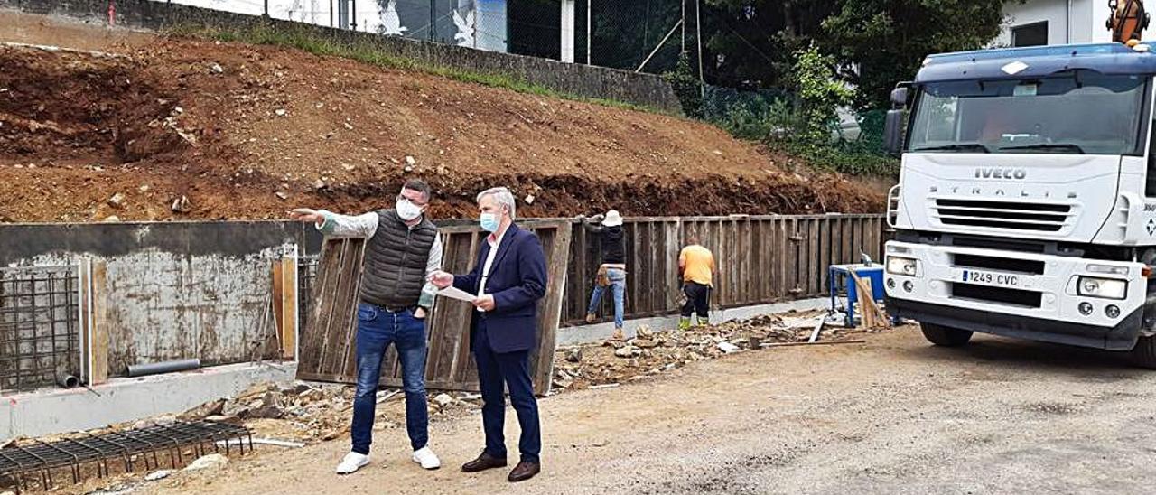 El alcalde de Cruces (dcha.) y el edil Julio López visitando obras.