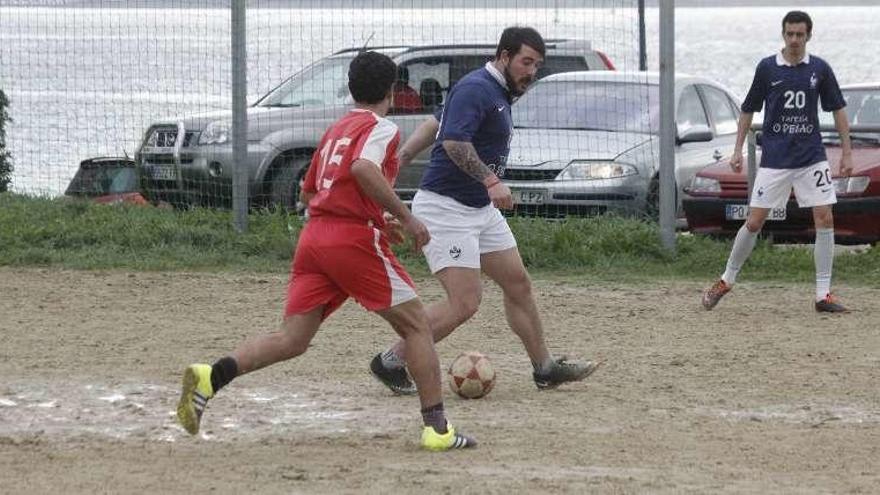 Un encuentro de liga en los campos del Kenyata de Cangas. // S.Álvarez