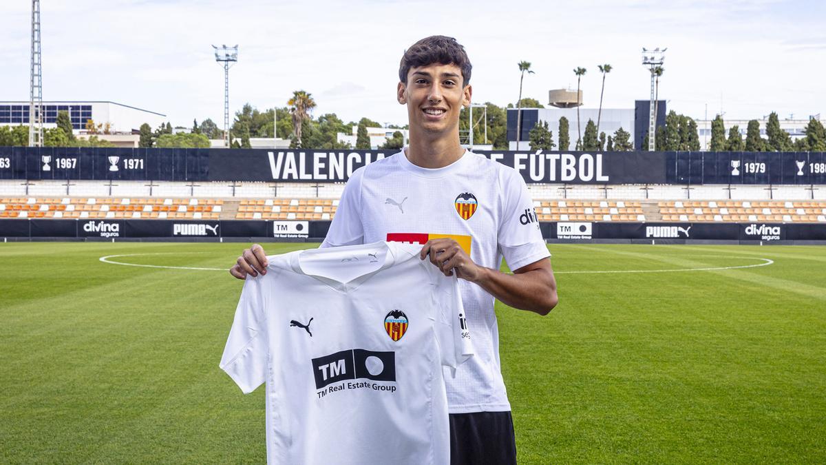 Alejandro Panach posa con la camiseta tras la renovación