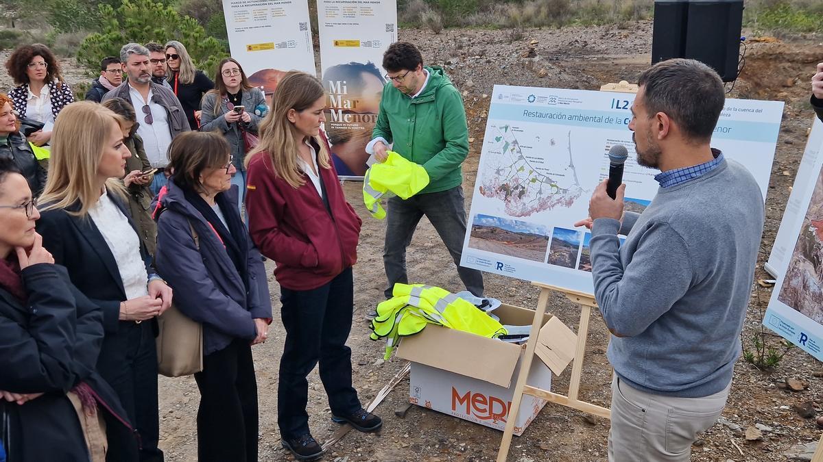 La ministra para la Transición Ecológica, Sara Aagesen, conoce los detalles de los nuevos trabajos de restauración en la Sierra Minera.