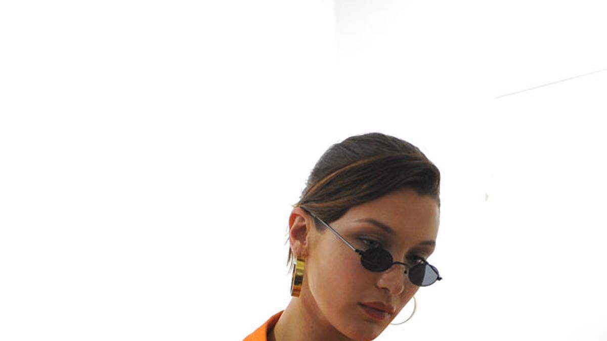 El look de Bella Hadid con top negro y conjunto naranja