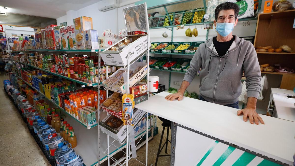 José Boned, en el mostrador de su tienda de alimentación en ses Figueretes, Comestibles Boned.