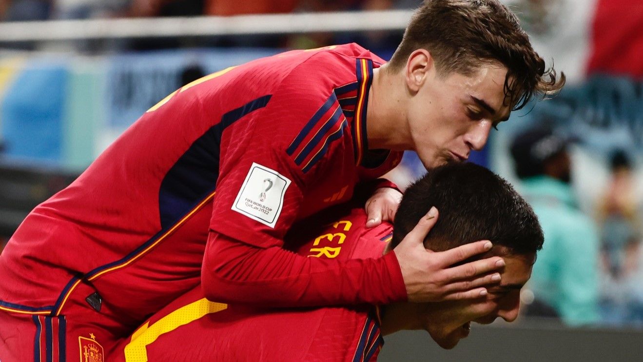 Gavi celebra un gol con Ferran Torres.