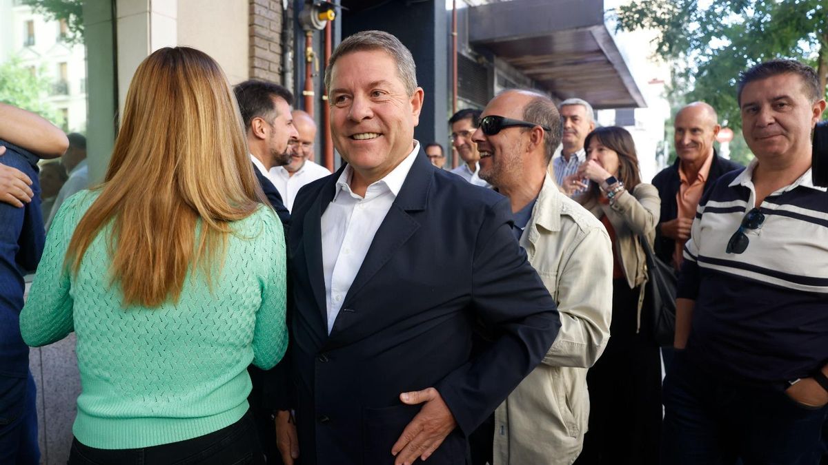 El presidente de Castilla-La Mancha, Emiliano García-Page (c), a su llegada al Comité Federal de su partido este sábado en Madrid.