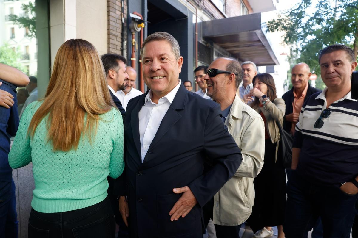 El presidente de Castilla-La Mancha, Emiliano García-Page (c), a su llegada al Comité Federal de su partido este sábado en Madrid.