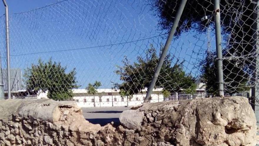 Agujero en la pared por el que se accede al campo.