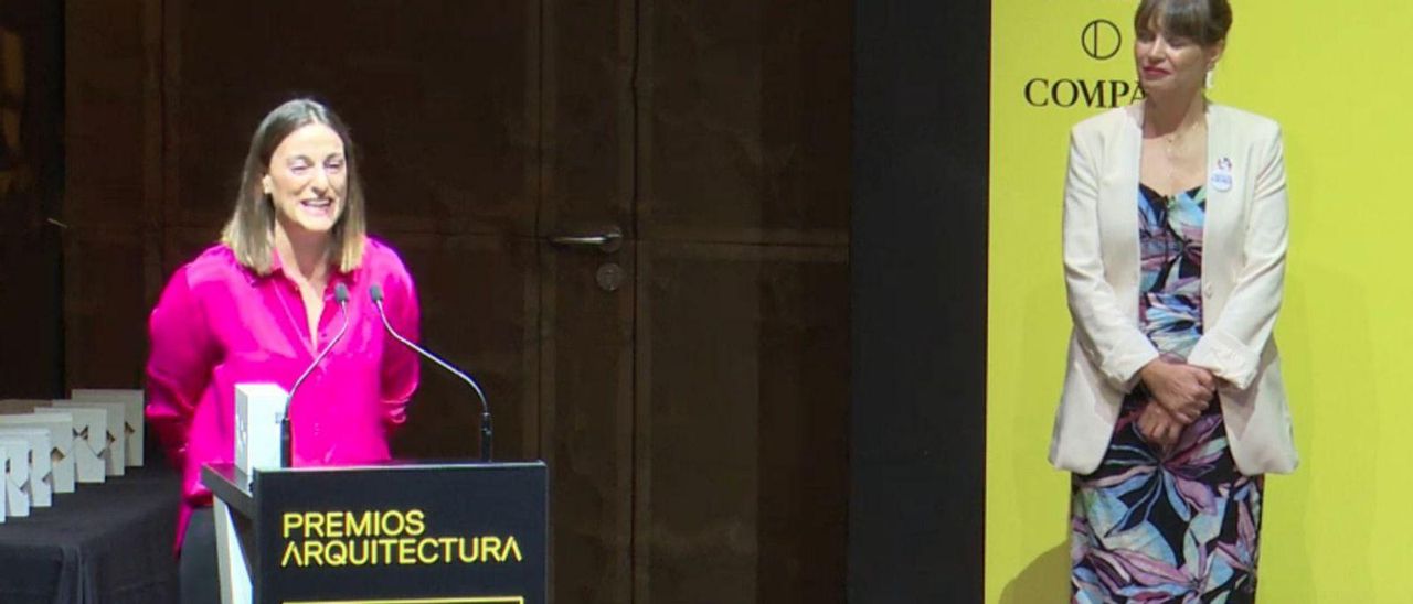 María Fandiño (izquierda), tras recoger el premio del Colegio de Arquitectos de España.