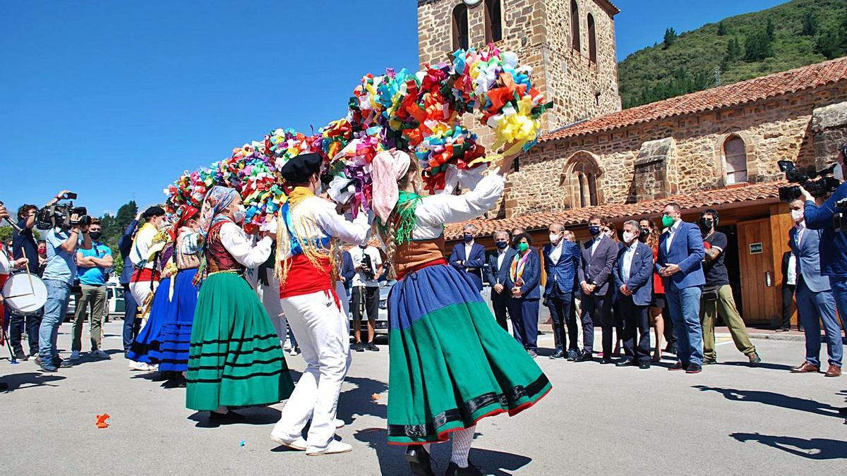 El grupo de baile de María Bulnes interpreta la danza de varas durante el recibimiento a las delegaciones gallega y asturiana, junto al Centro de Estudios Lebaniegos de Potes. | Ramón Díaz
