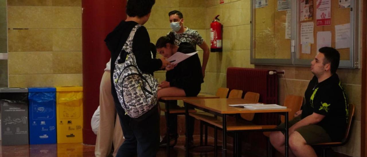 Un grupo de alumnos realiza el último repaso antes de entrar a la prueba de Historia de la EBAU. | Jose Luis Fernández