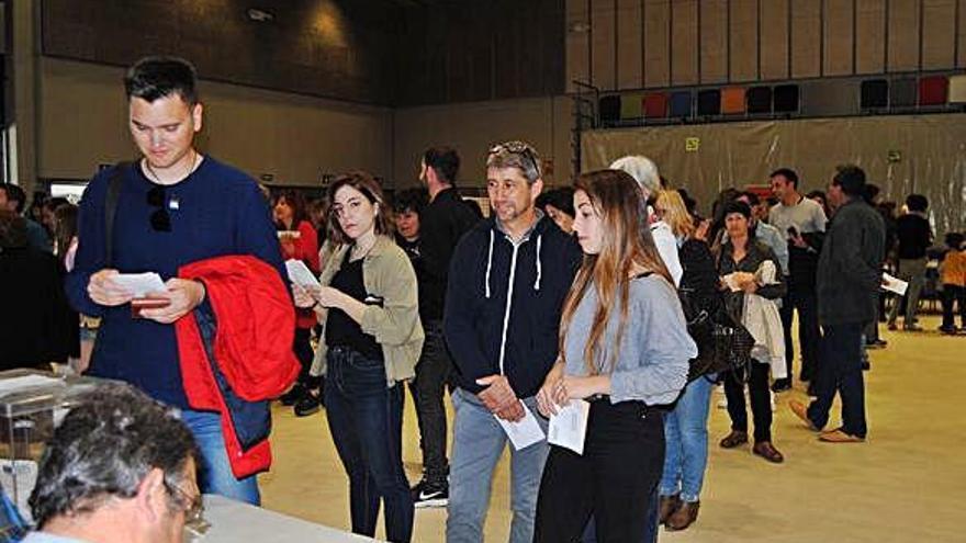 Cua a la Sala Polivalent de Solsona per poder votar, ahir