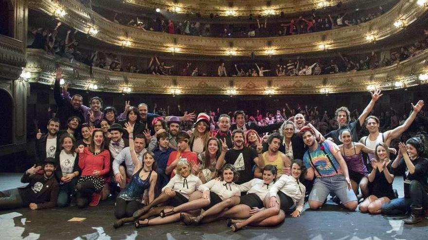 Los participantes de la XIII Gala Manicómicos posan con el público tras su función en el Teatro Rosalía.