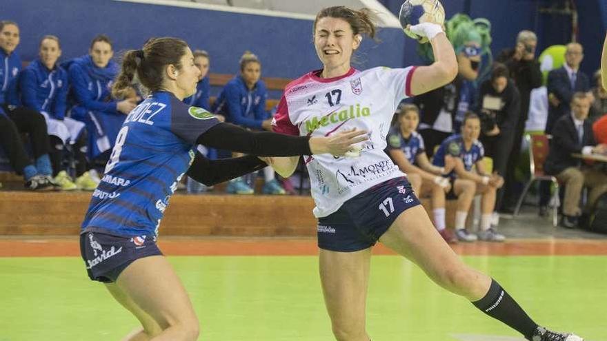 Paulina Pérez, frenada por una jugadora local. // J.A . Garaikoetxea