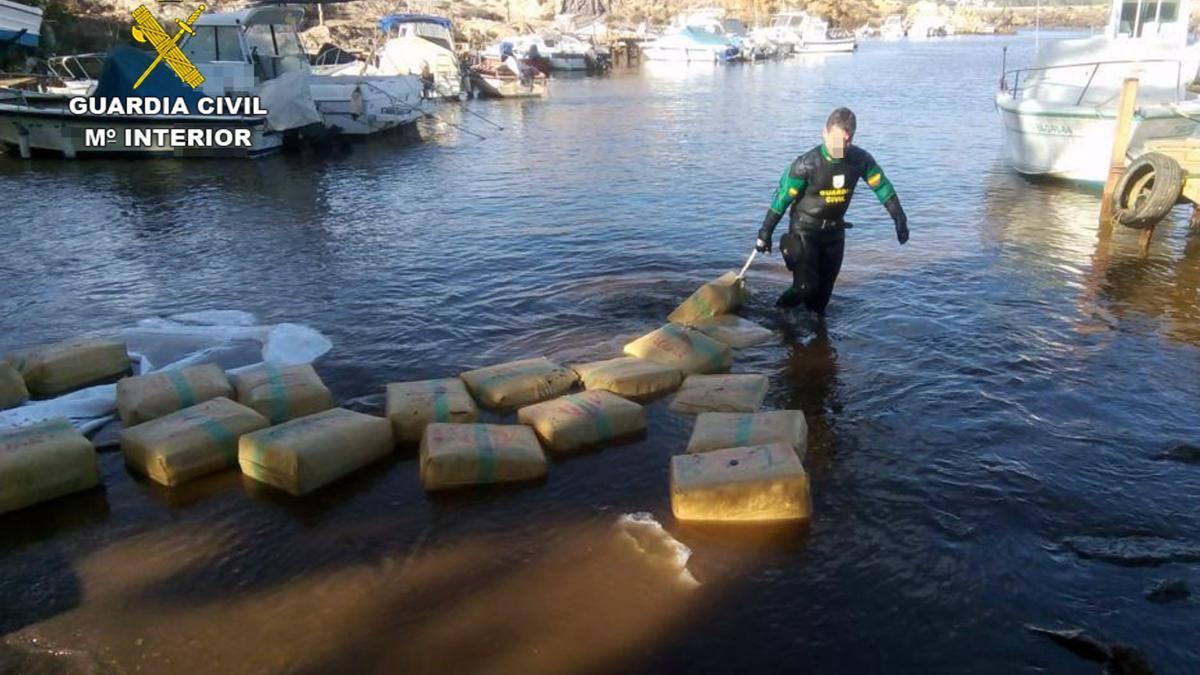 Hallan 91 fardos con 3.000 kilos de hachís flotando en la bahía de Portmán