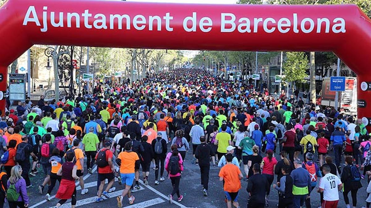 Els participants en la Cursa El Corte Inglés prenen la sortida de la carrera.