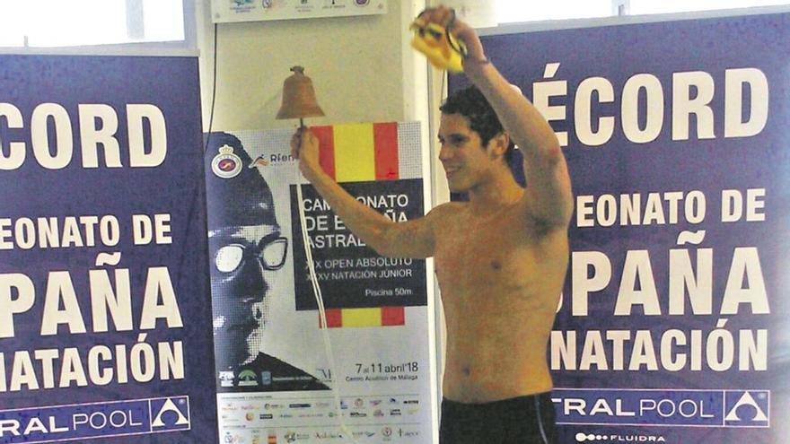 Hugo González toca la campana tras batir el récord de España.