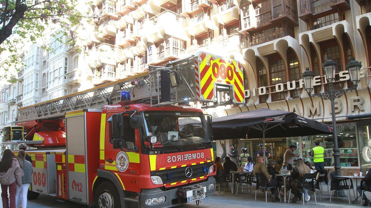 Uno de los antiguos coches escalera de extinción, actuando en calle Paseo