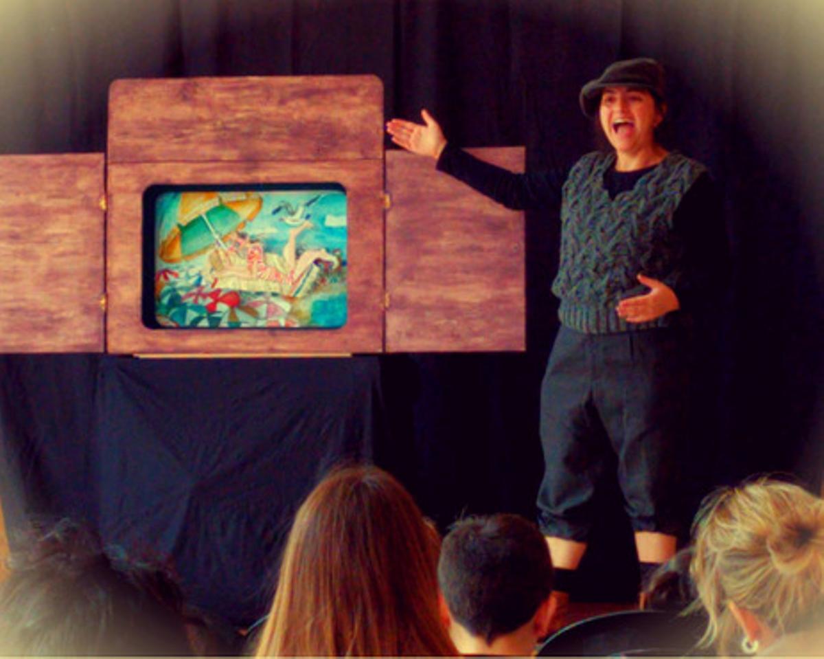 El el espectáculo 'La Caja Mágica' se lleva a cabo mediante la técnica japonesa Kamishibai.