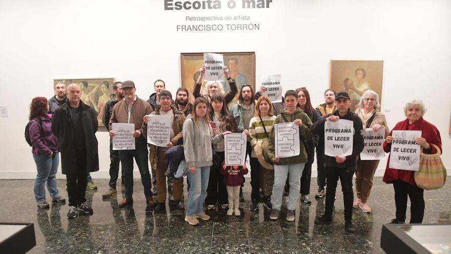 Trabajadores del programa Lecer se encierran en el Ayuntamiento de A Coruña: "Es hartazgo y necesidad de trabajar"