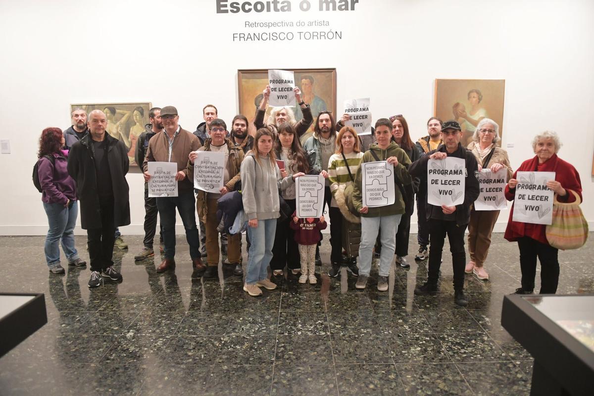 Encierro en el Ayuntamiento de trabajadores de los servicios culturales del programa Lecer.